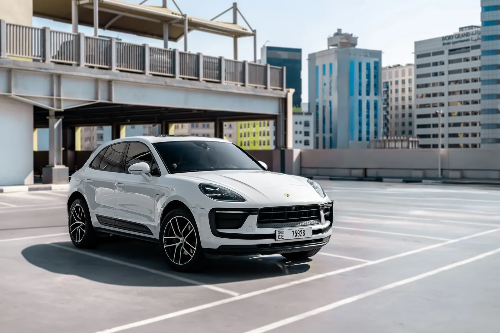 Huren Porsche Macan  Wit 2024 in Dubai