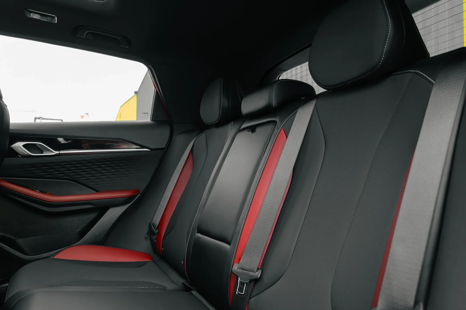 Loyer Geely Coolray GF Blanc 2024 en Dubai - 13 