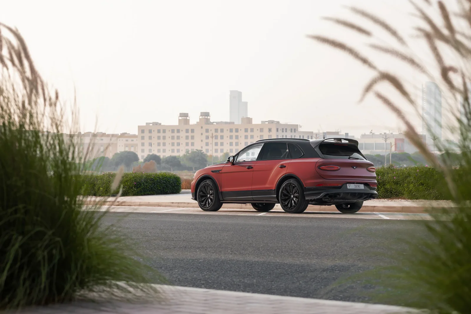 Miete Bentley Bentayga  Rot 2022 in der Dubai - 5 