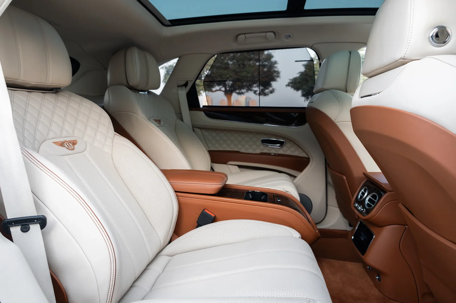 Miete Bentley Bentayga  Rot 2022 in der Dubai - 4 