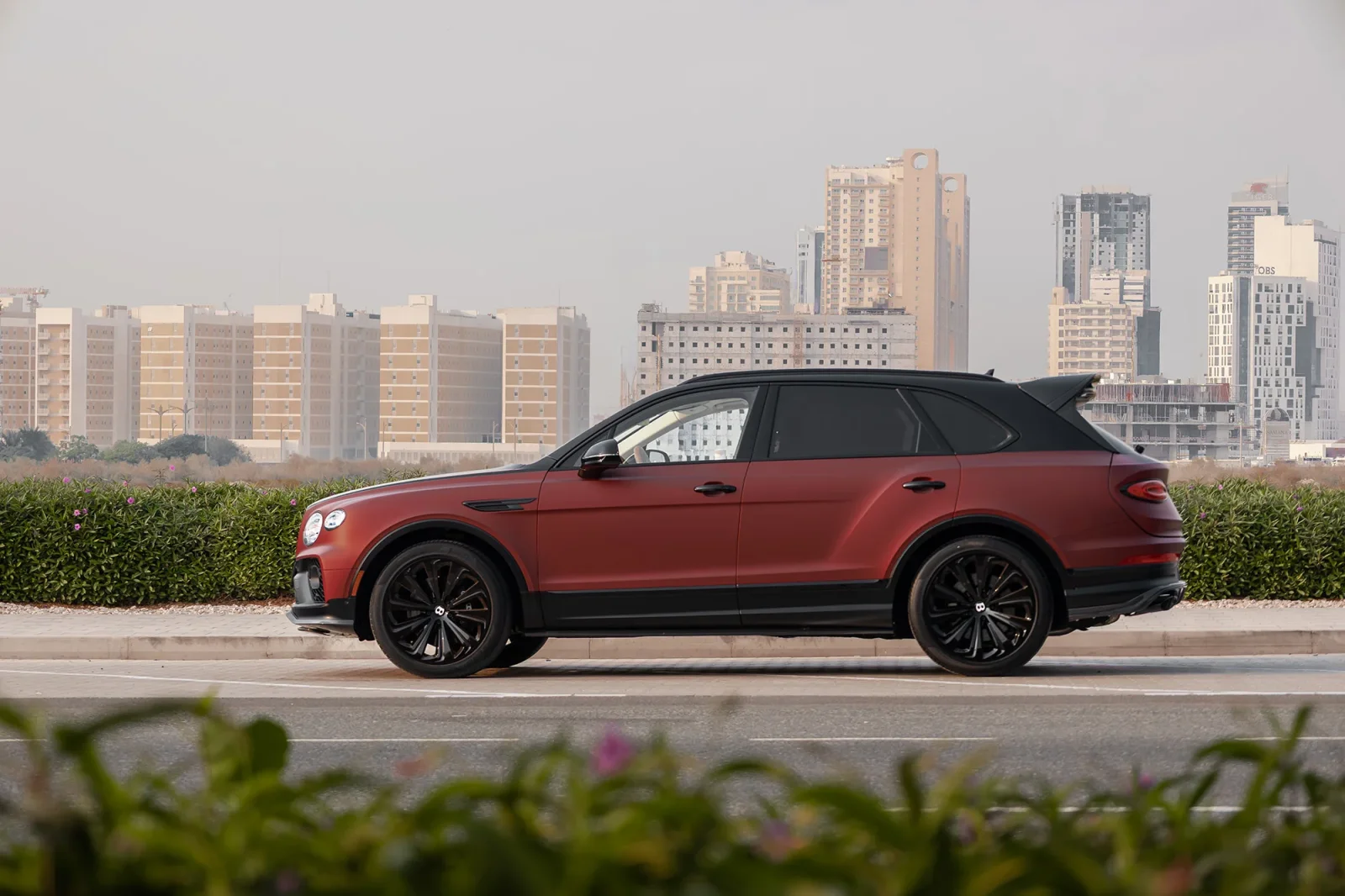 Miete Bentley Bentayga  Rot 2022 in der Dubai - 2 