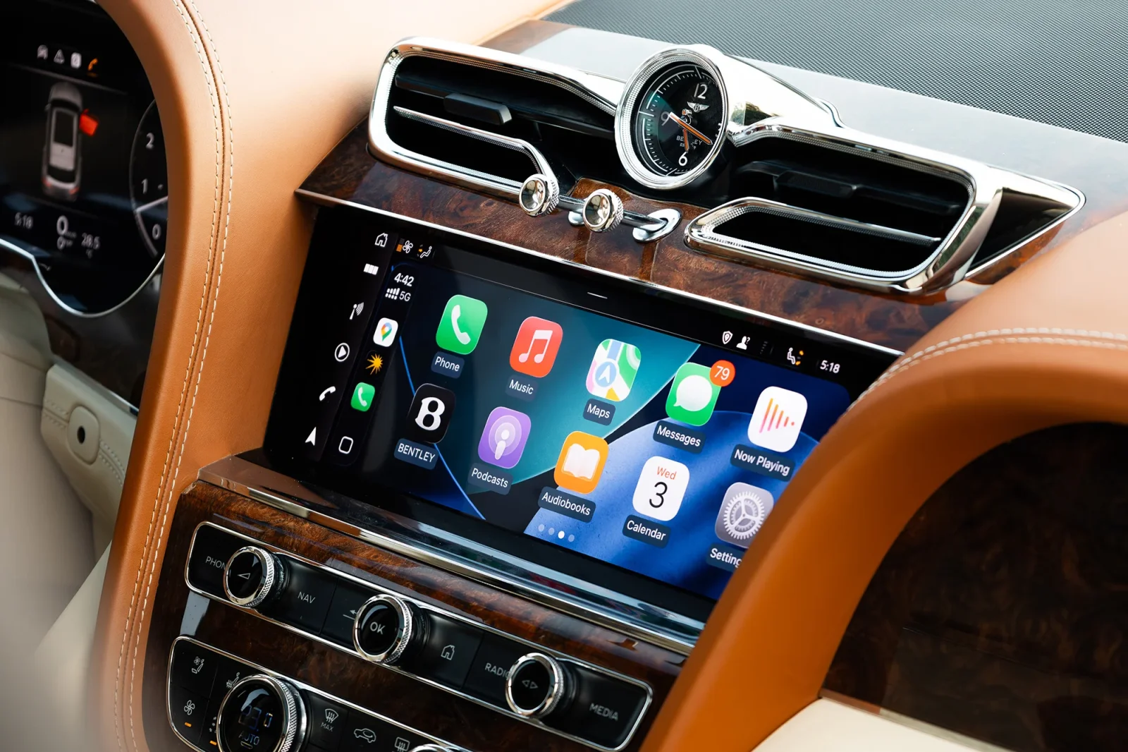 Miete Bentley Bentayga  Rot 2022 in der Dubai - 11 