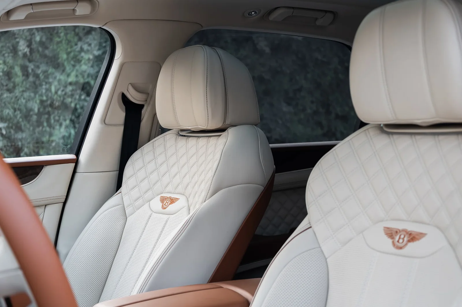 Miete Bentley Bentayga  Rot 2022 in der Dubai - 4 