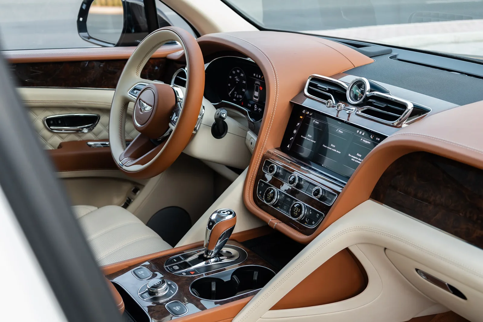 Miete Bentley Bentayga  Rot 2022 in der Dubai - 3 