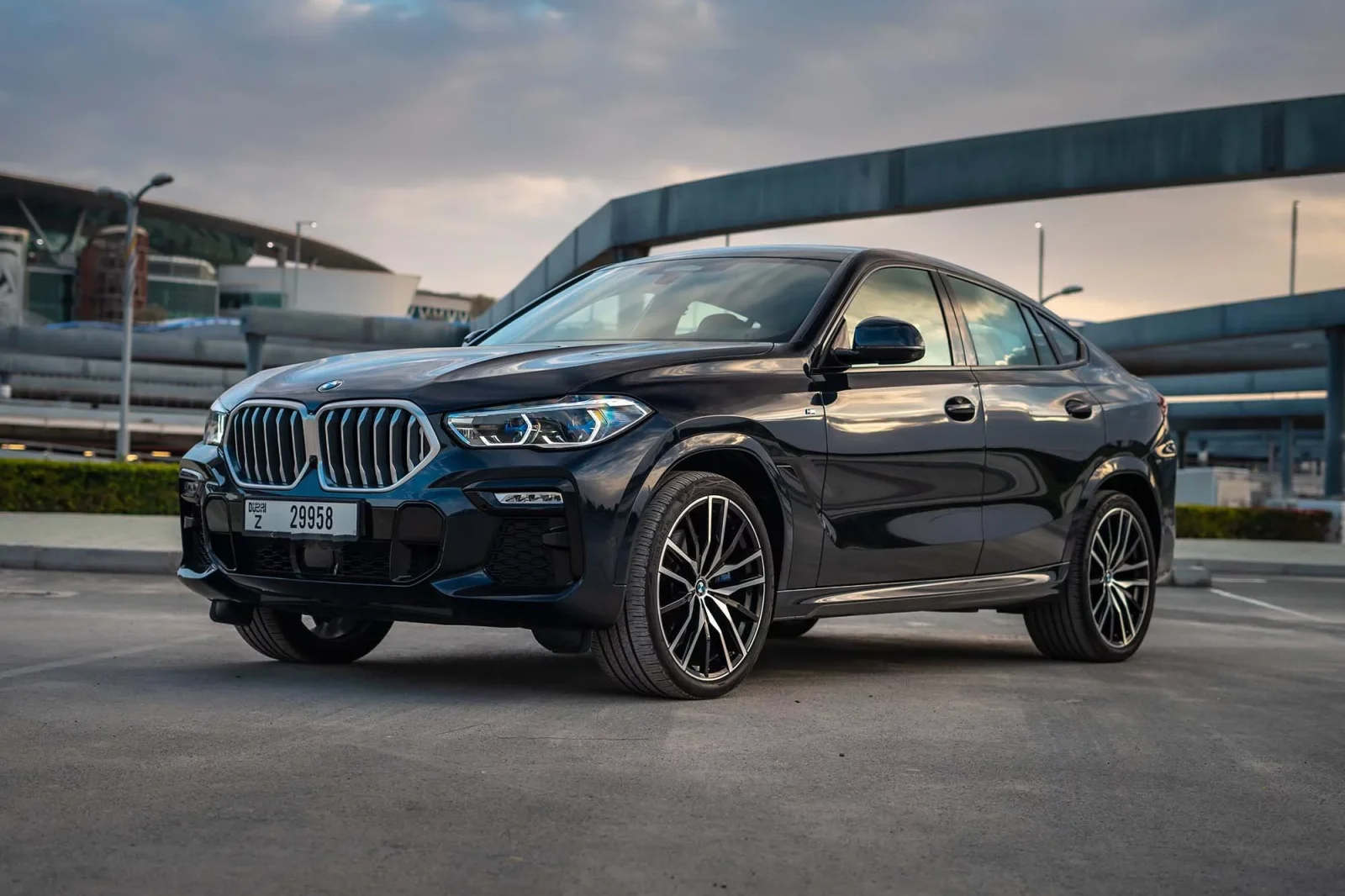 Miete BMW X6  Schwarz 2022 in der Dubai