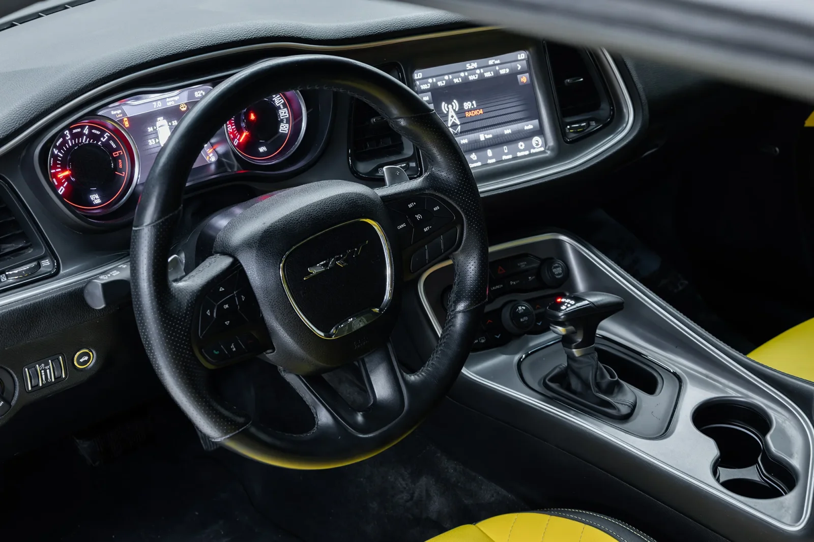 Miete Dodge Challenger R/T Scat Pack Gelb 2022 in der Dubai - 2 