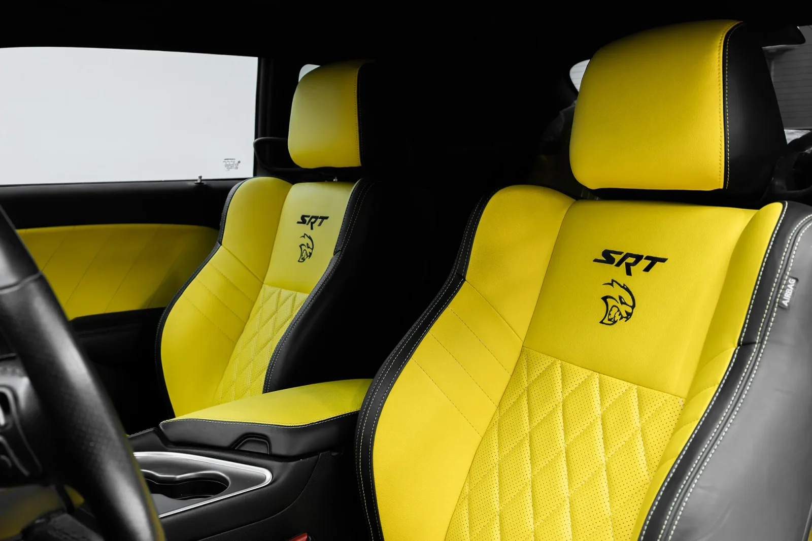 Miete Dodge Challenger R/T Scat Pack Gelb 2022 in der Dubai - 3 