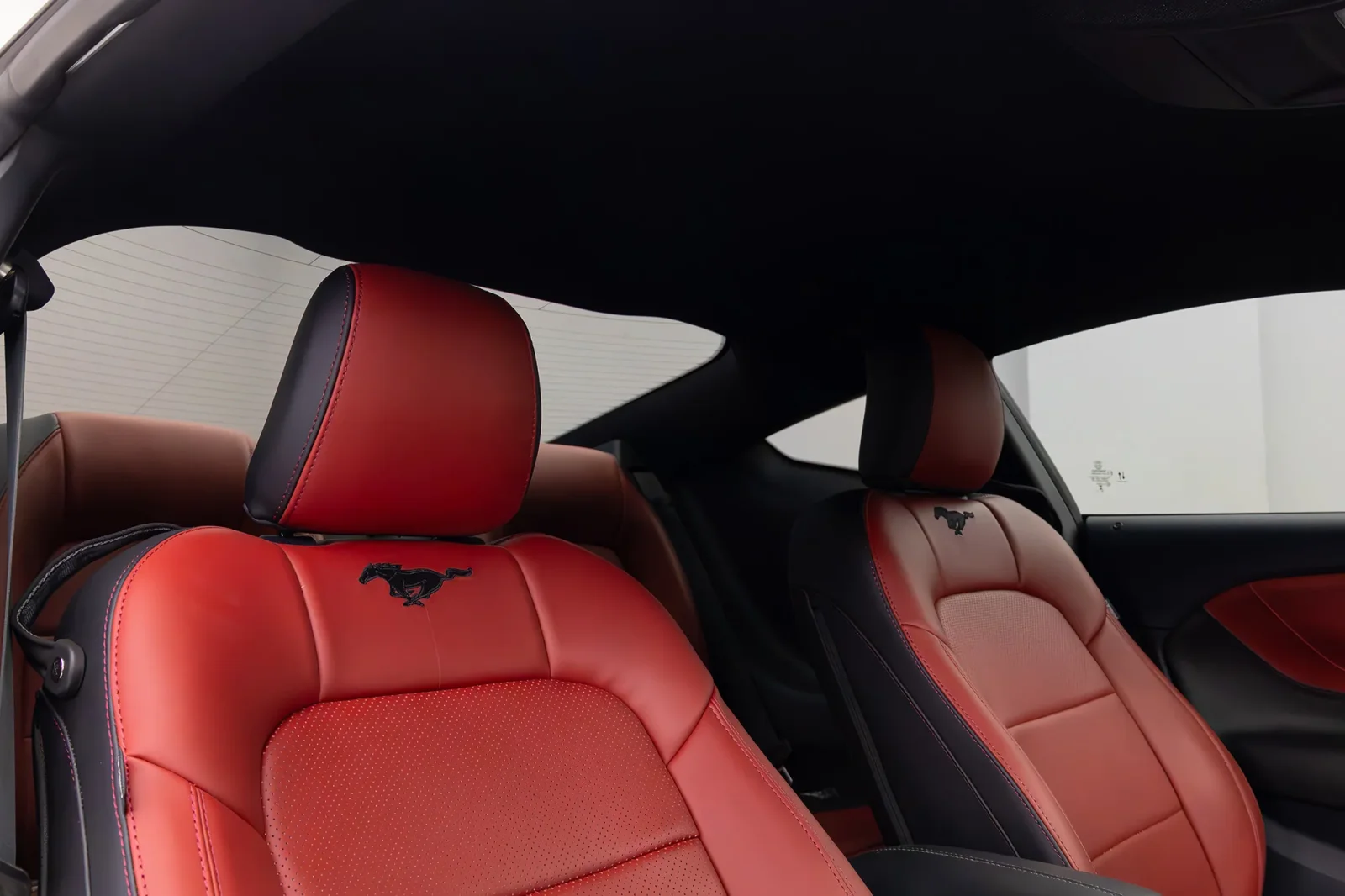 Alquiler Ford Mustang  Blanco 2024 en Dubái - 3 