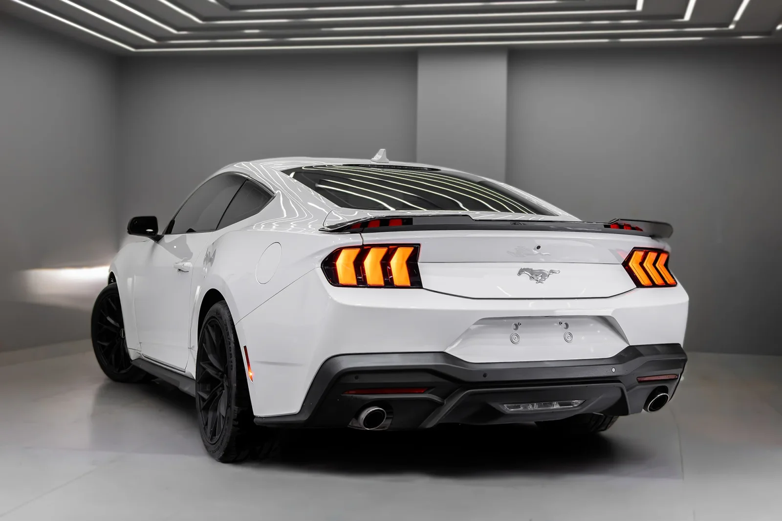 Alquiler Ford Mustang  Blanco 2024 en Dubái - 3 