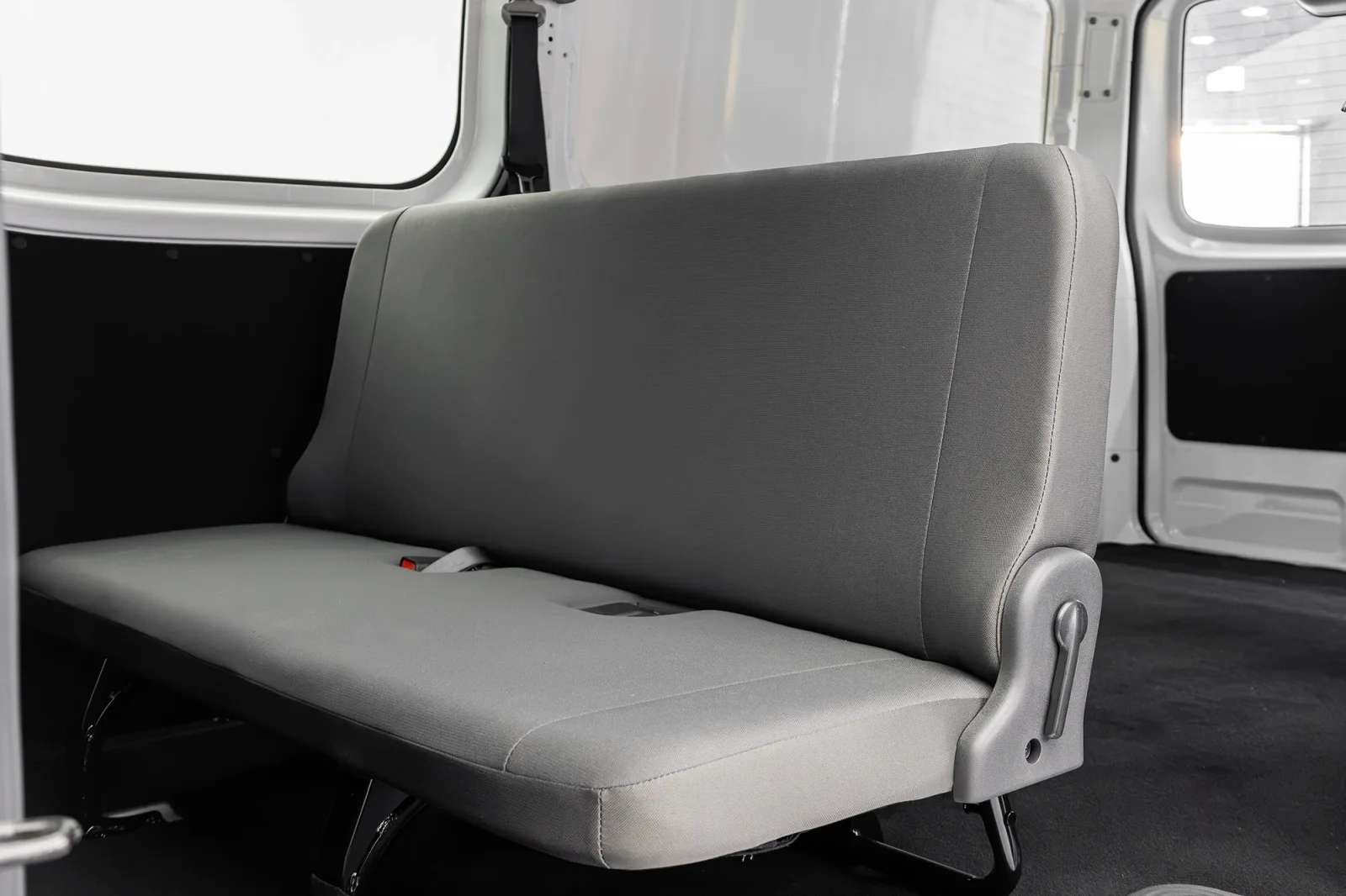 Kiralık Nissan Urvan  Beyaz 2025 içinde Dubai - 5 