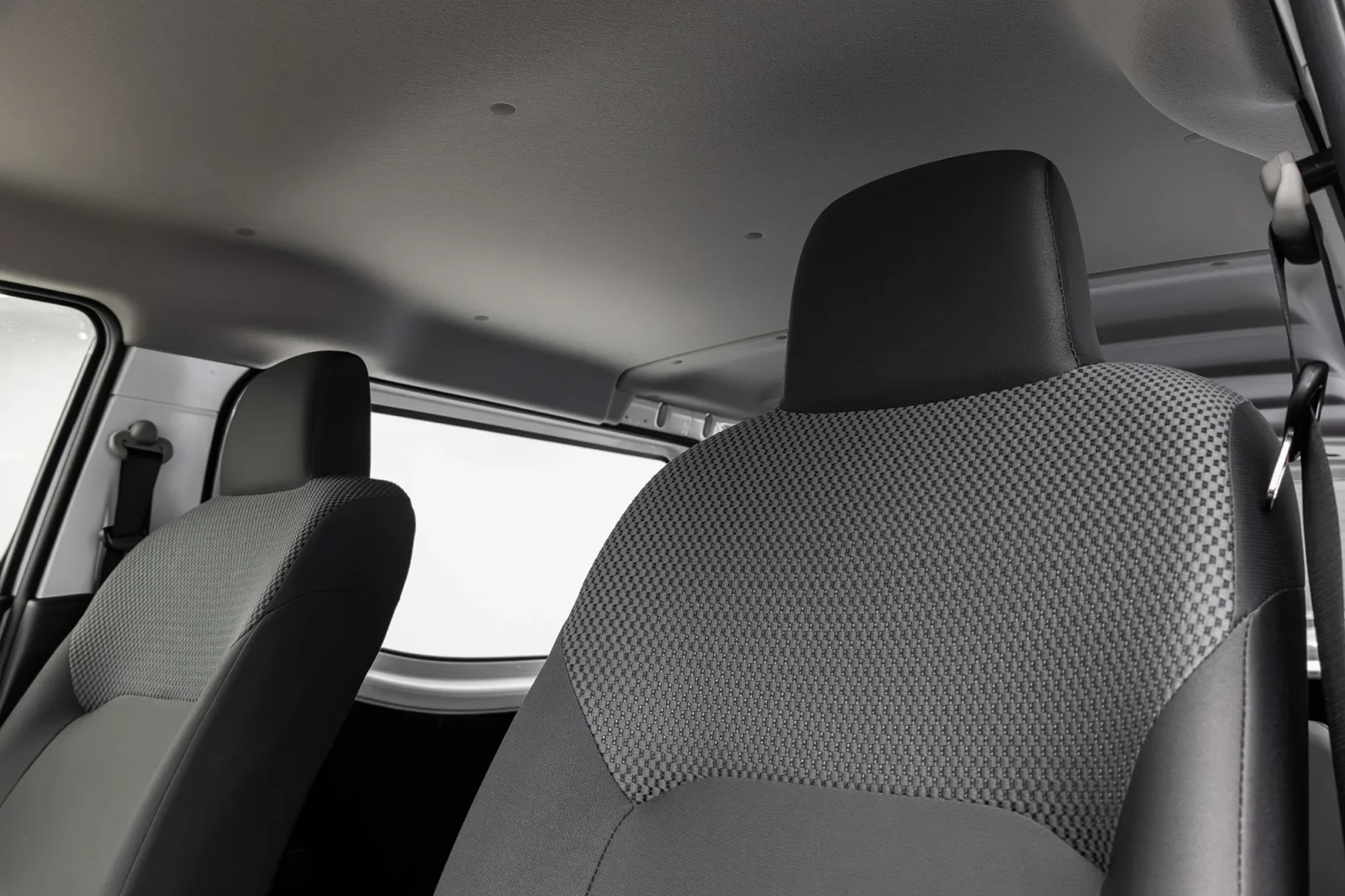 Kiralık Nissan Urvan  Beyaz 2025 içinde Dubai - 3 