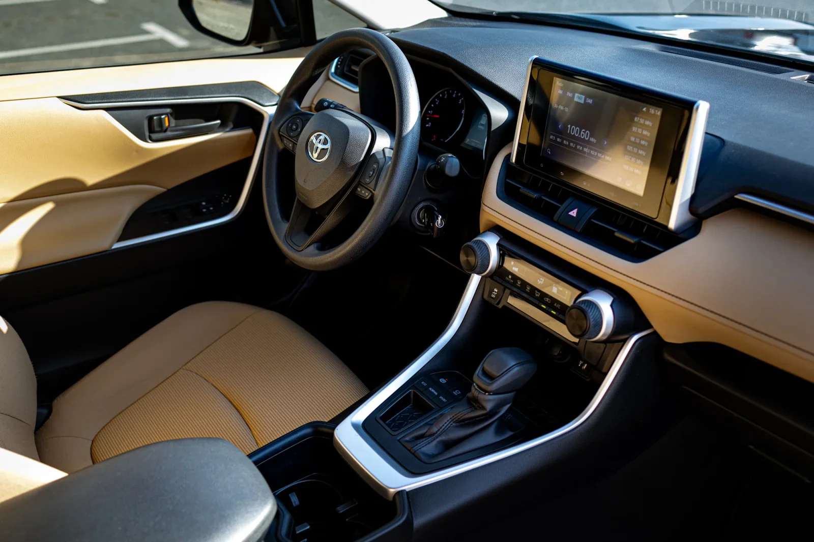 Аренда Toyota RAV4  Черный 2025 в Дубае - 3 