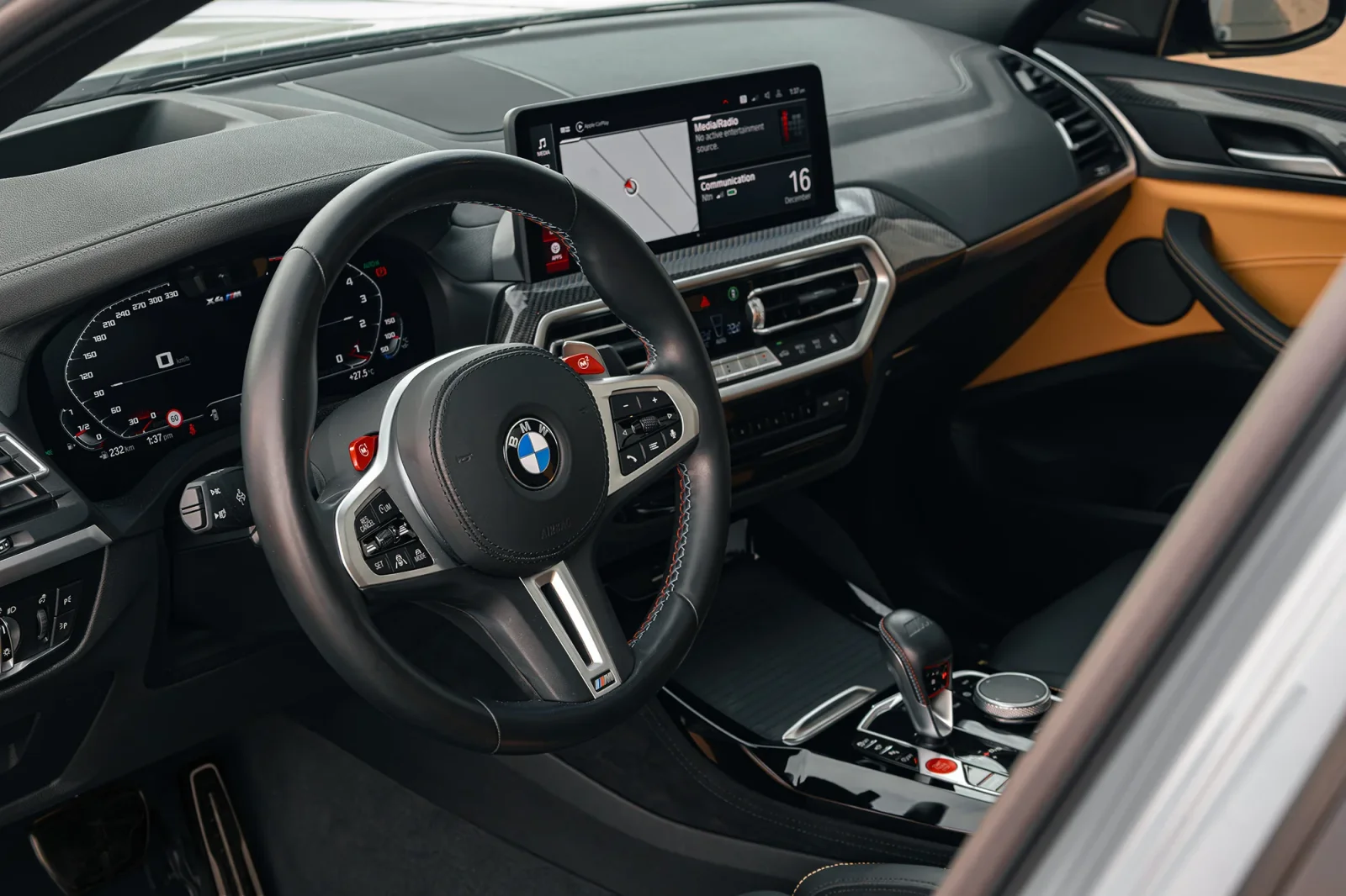 Loyer BMW X4 M Competition Gris 2022 en Dubai - 3 