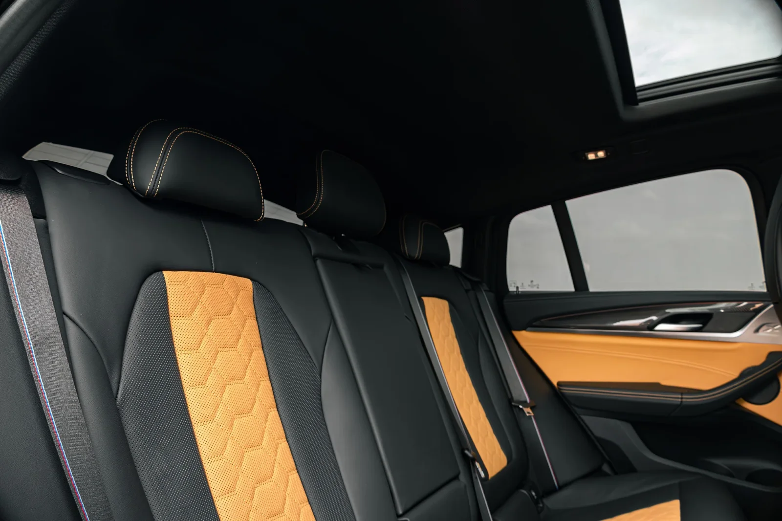 Loyer BMW X4 M Competition Gris 2022 en Dubai - 9 