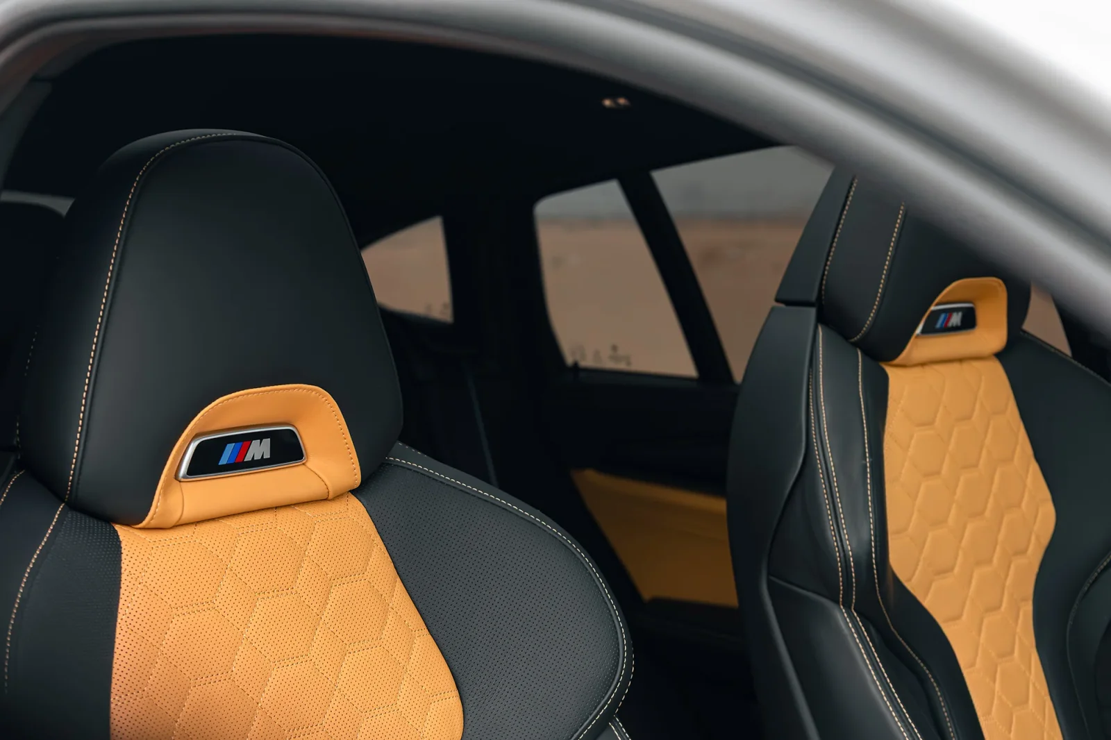 Loyer BMW X4 M Competition Gris 2022 en Dubai - 7 