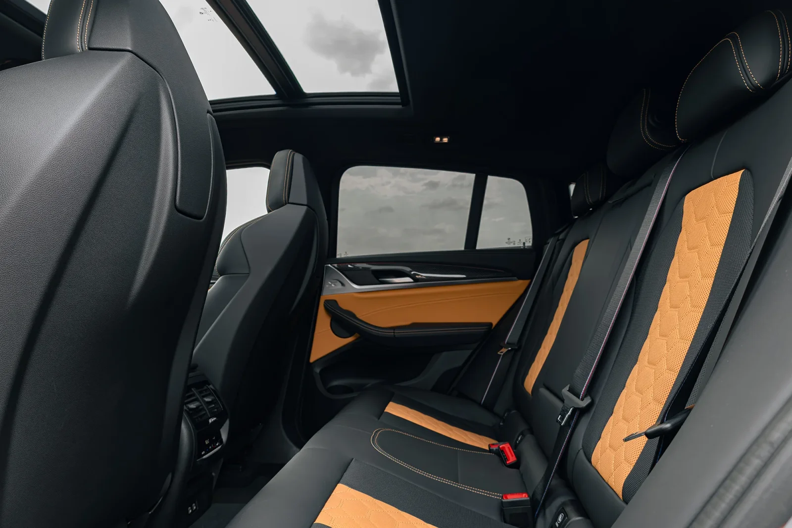 Loyer BMW X4 M Competition Gris 2022 en Dubai - 8 