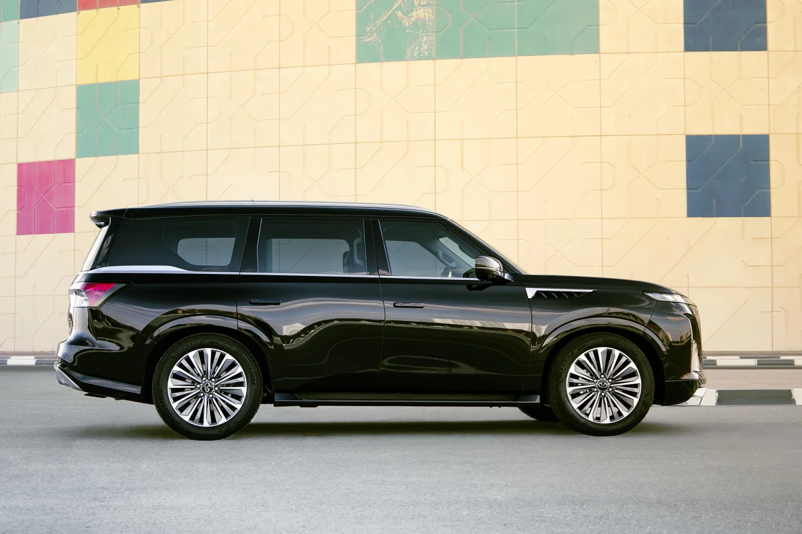 Kiralık Infiniti QX80  Siyah 2025 içinde Dubai - 9 