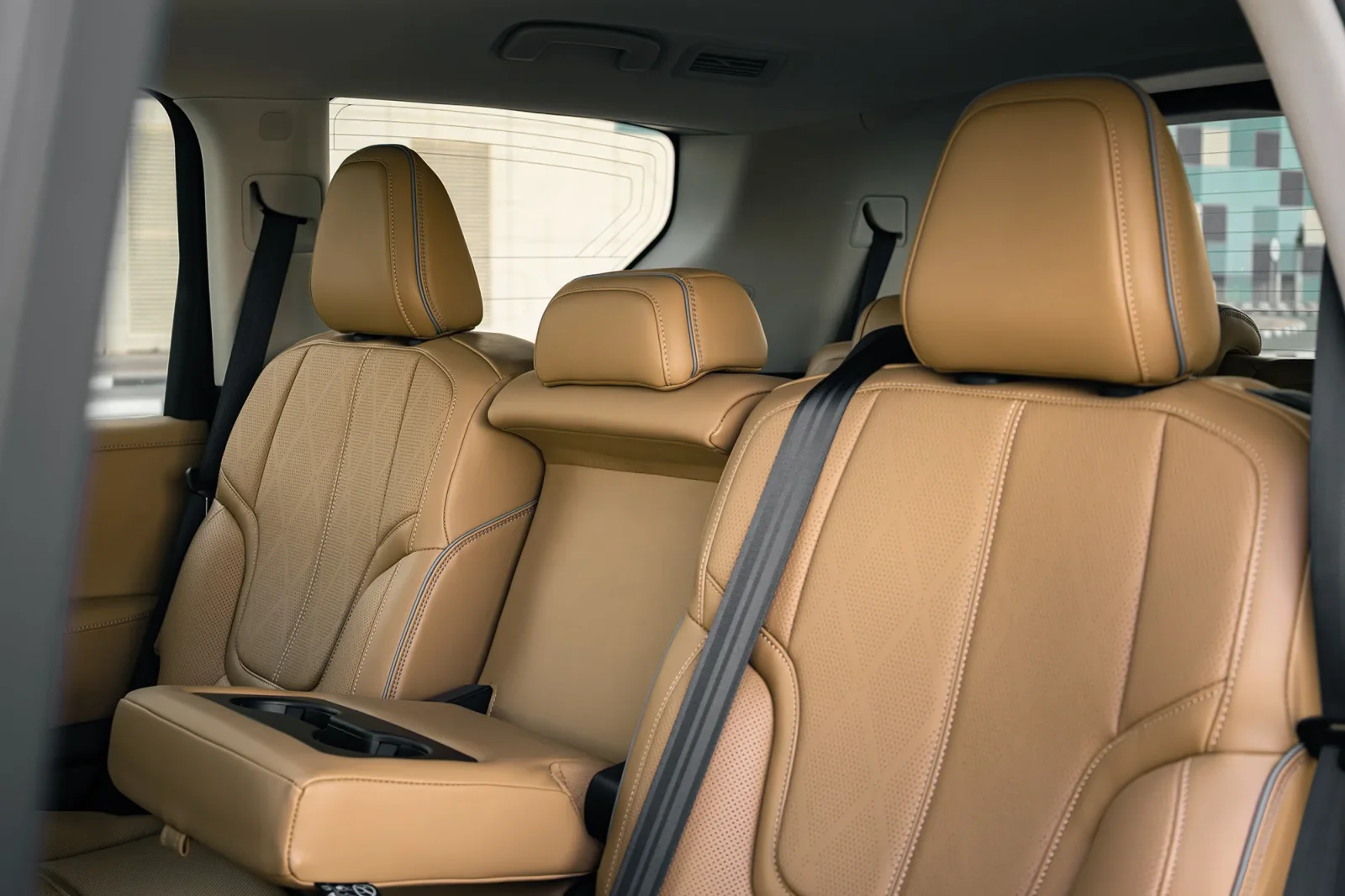 Kiralık Infiniti QX80  Siyah 2025 içinde Dubai - 7 