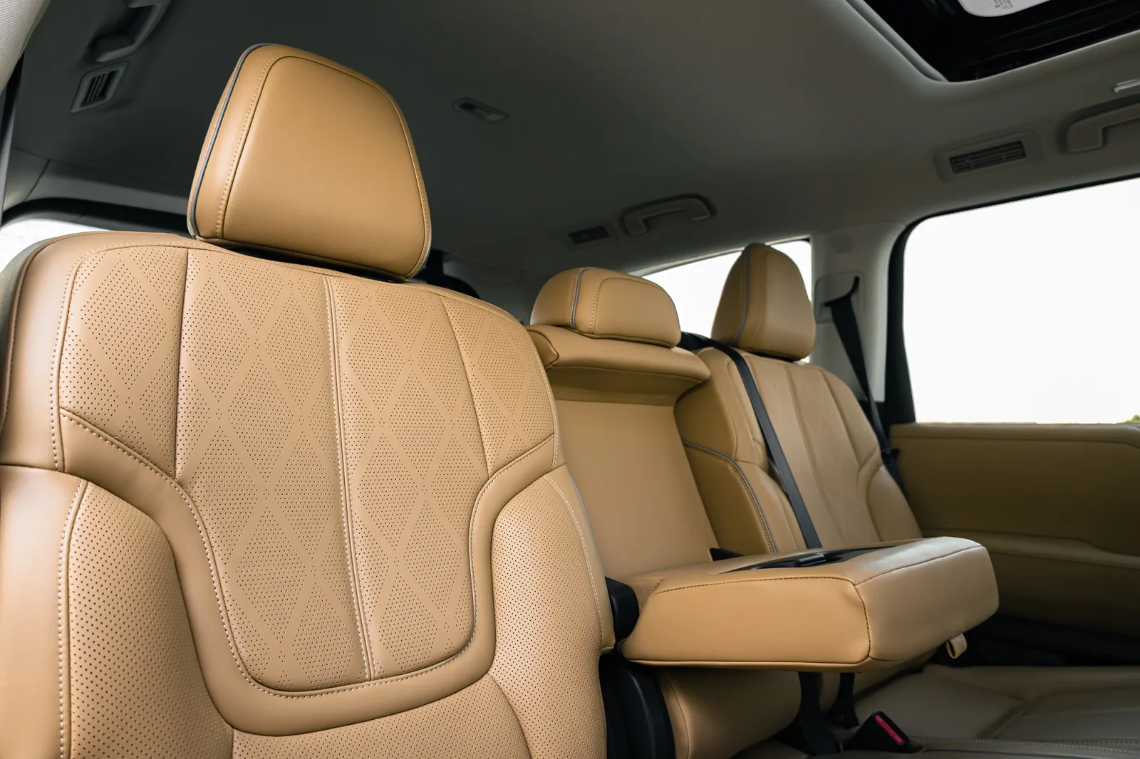 Kiralık Infiniti QX80  Siyah 2025 içinde Dubai - 5 