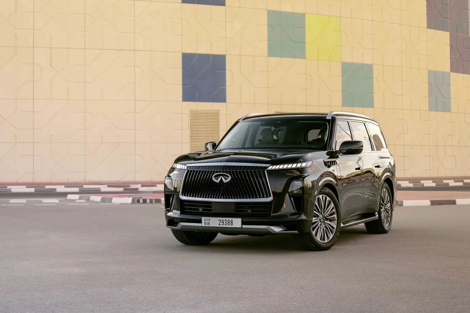 Kiralık Infiniti QX80  Siyah 2025 içinde Dubai - 2 