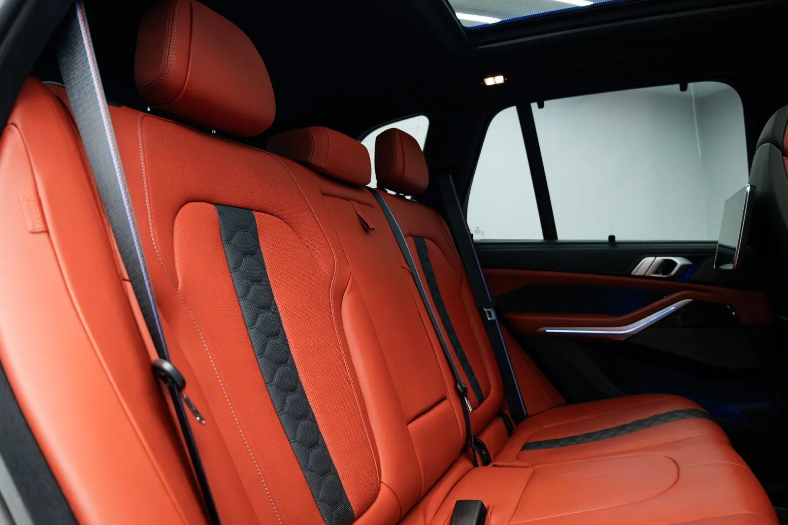 Kiralık BMW X5 M Competition Mavi 2022 içinde Dubai - 5 