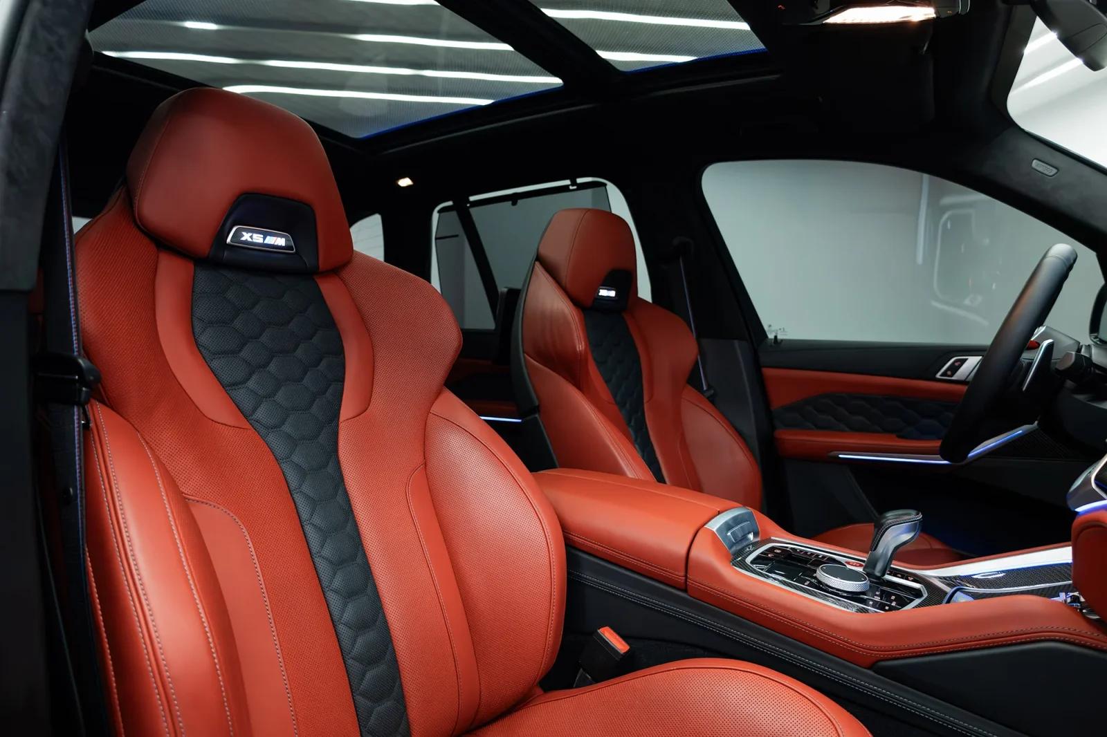 Kiralık BMW X5 M Competition Mavi 2022 içinde Dubai - 3 