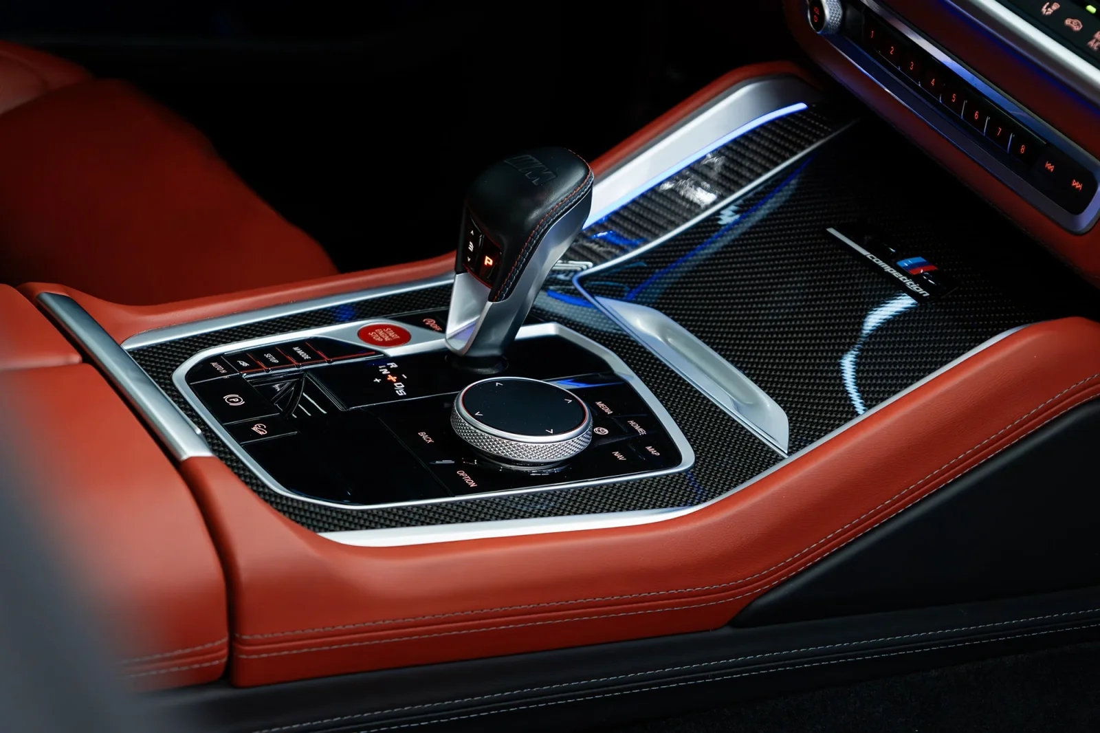 Kiralık BMW X5 M Competition Mavi 2022 içinde Dubai - 4 