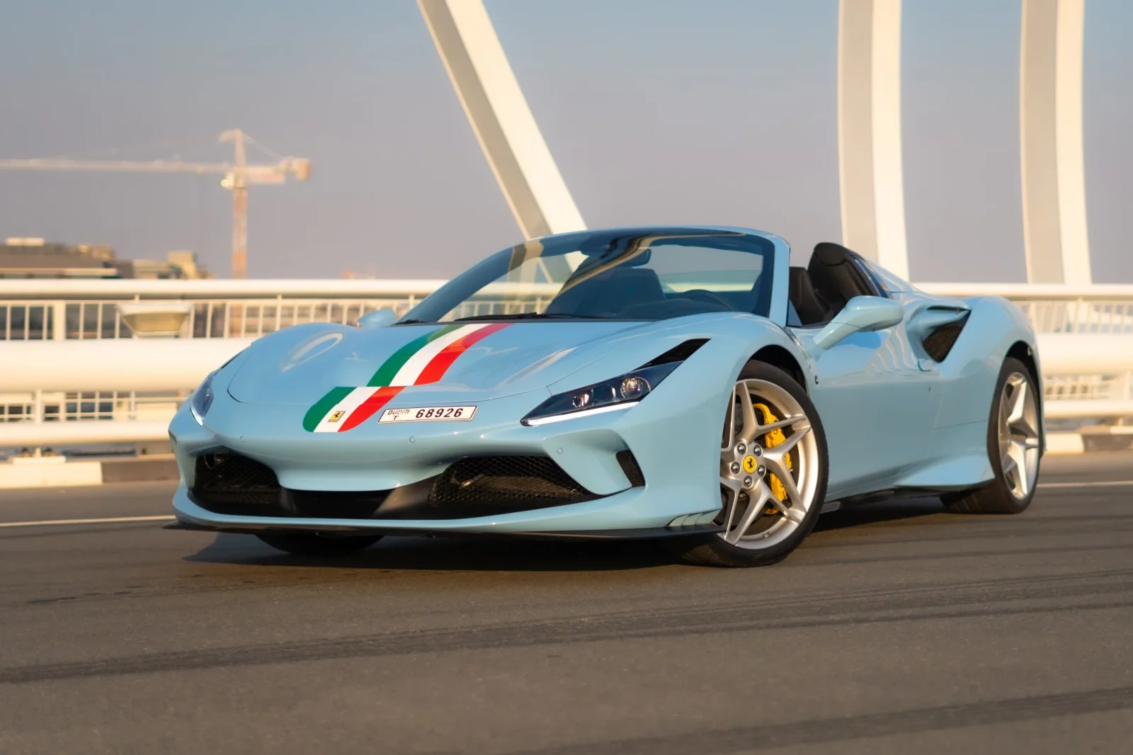 Miete Ferrari F8 Tributo Spyder Blau 2022 in der Dubai