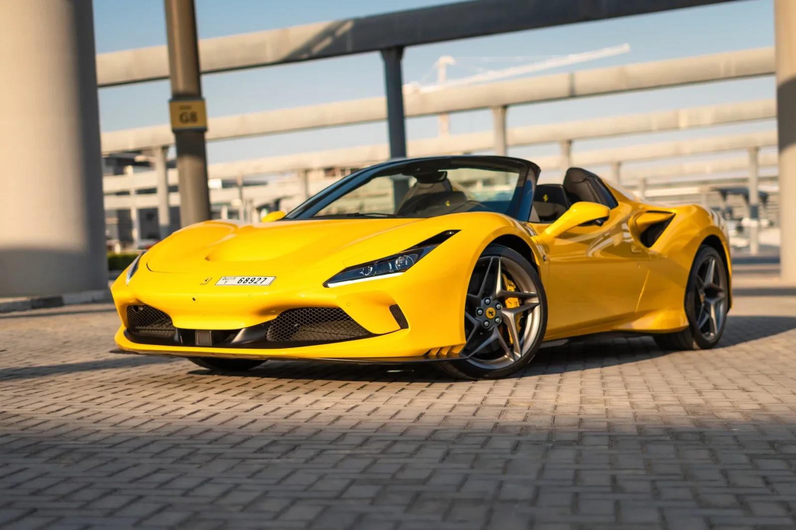 Miete Ferrari F8 Tributo Spyder Gelb 2022 in der Dubai