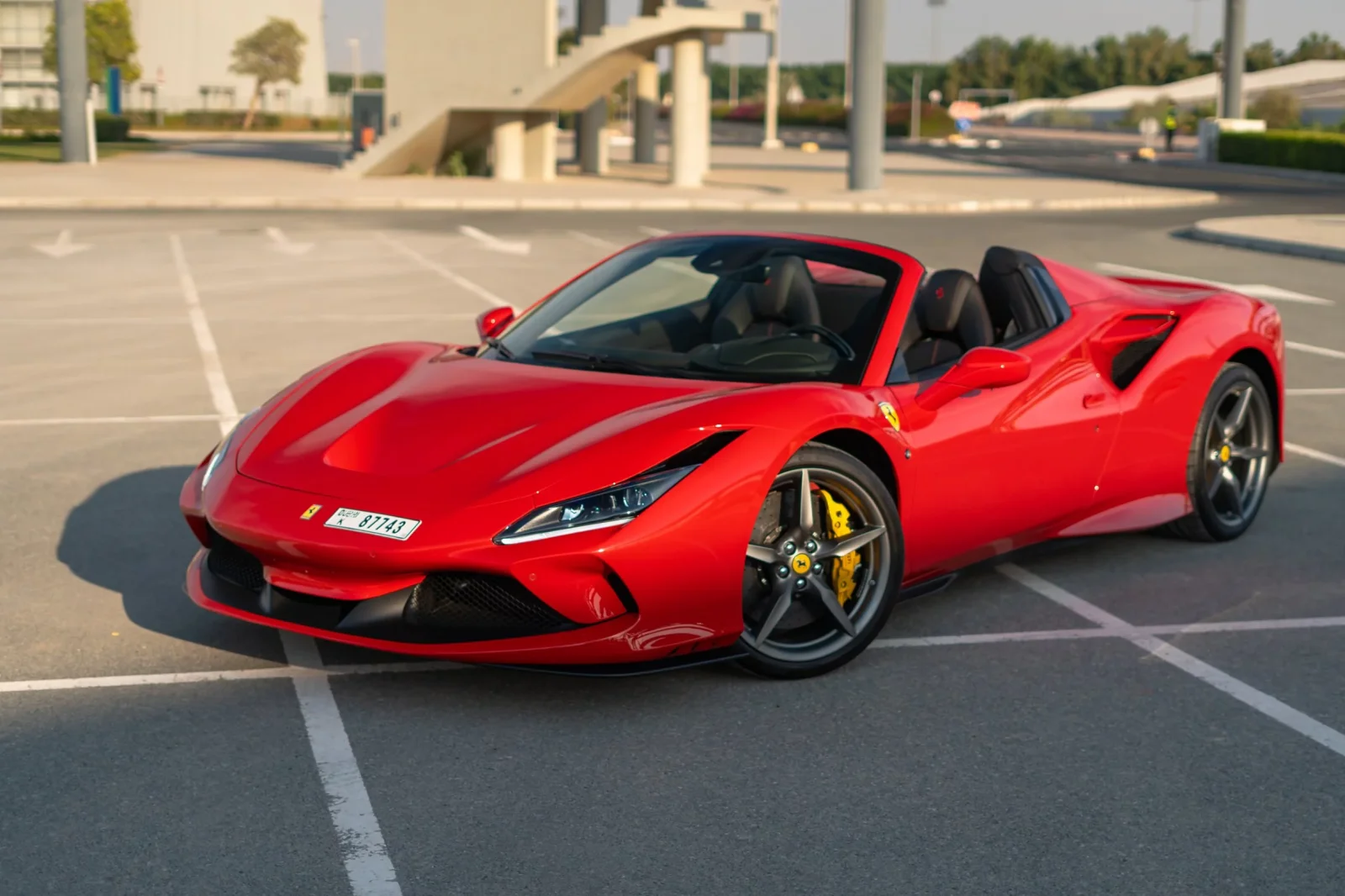 Miete Ferrari F8 Tributo Spyder Rot 2022 in der Dubai