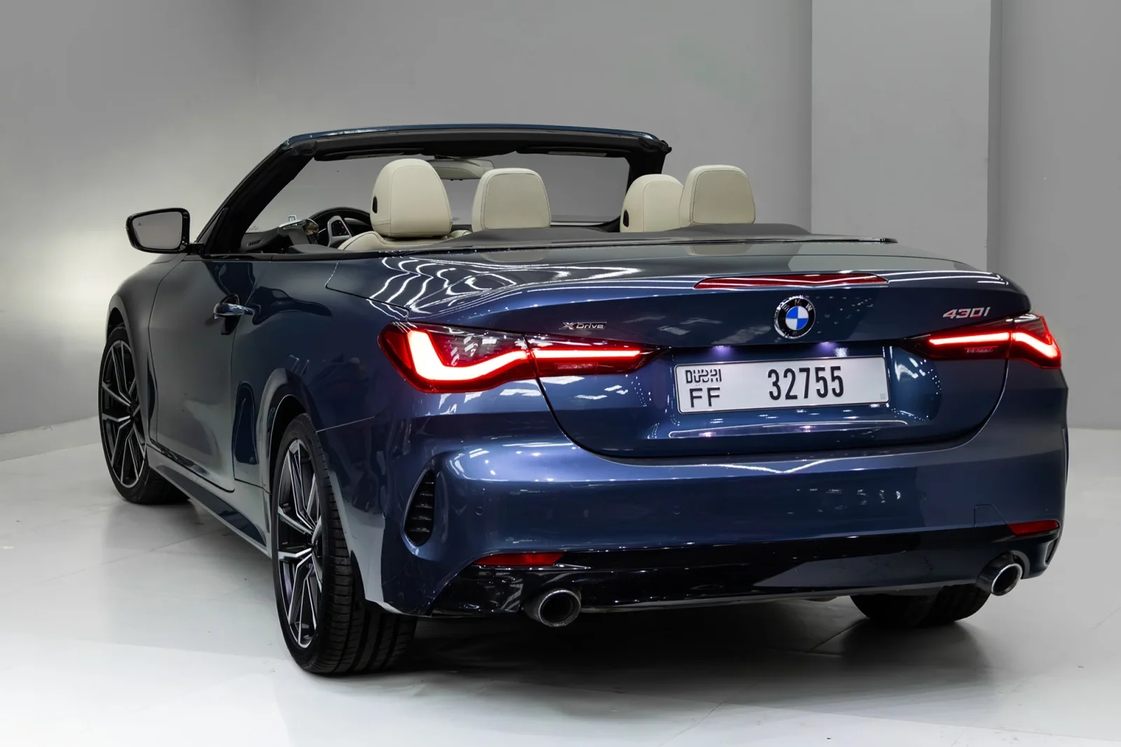 Alquiler BMW 4-Series 430i xDrive Azul 2022 en Dubái - 4 