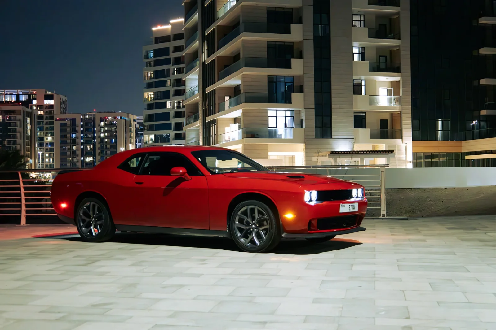 Miete Dodge Challenger  Rot 2023 in der Dubai - 14 