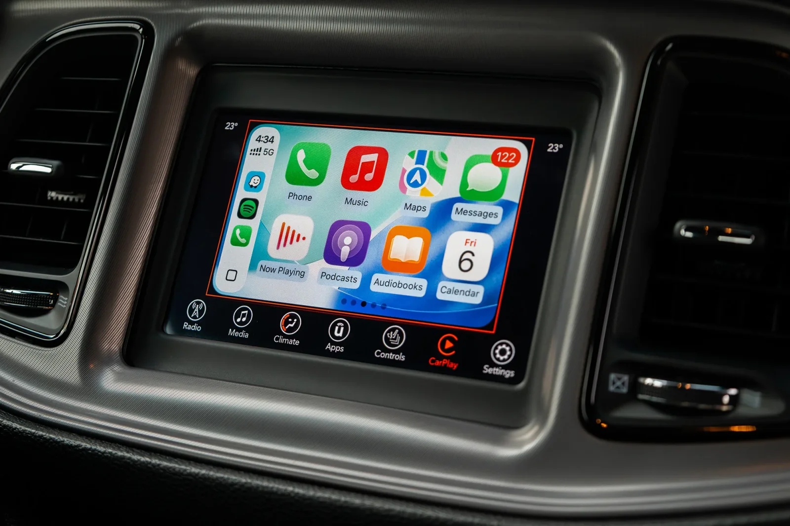 Miete Dodge Challenger  Rot 2023 in der Dubai - 17 