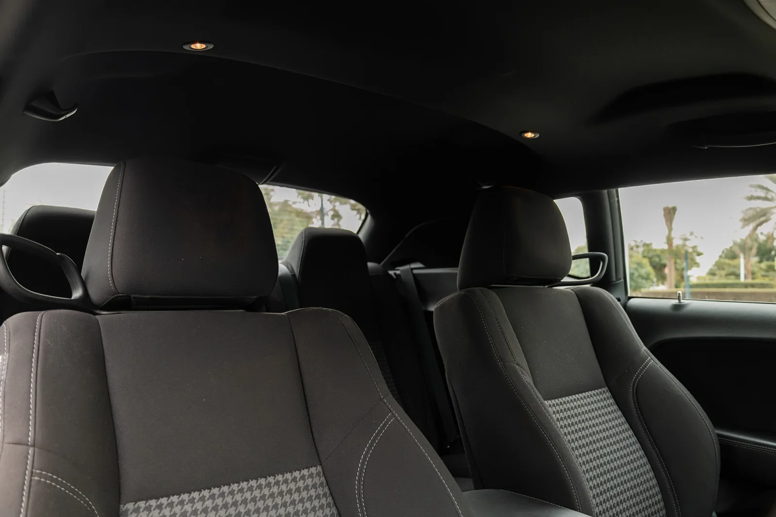 Miete Dodge Challenger  Rot 2023 in der Dubai - 8 