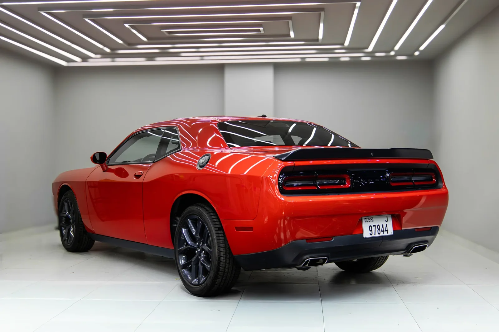 Miete Dodge Challenger  Rot 2023 in der Dubai - 4 
