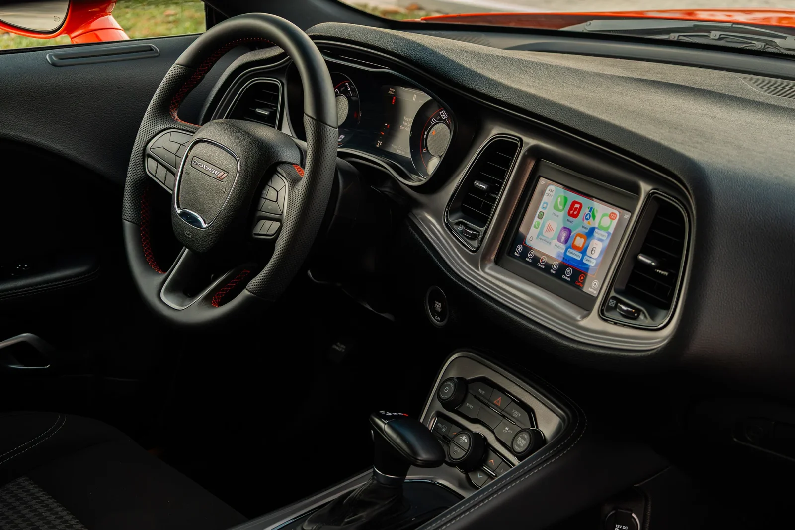 Miete Dodge Challenger  Rot 2023 in der Dubai - 3 