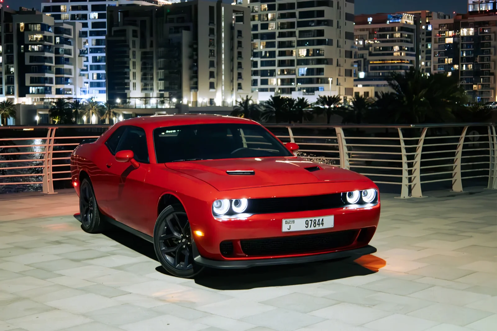 Miete Dodge Challenger  Rot 2023 in der Dubai - 2 