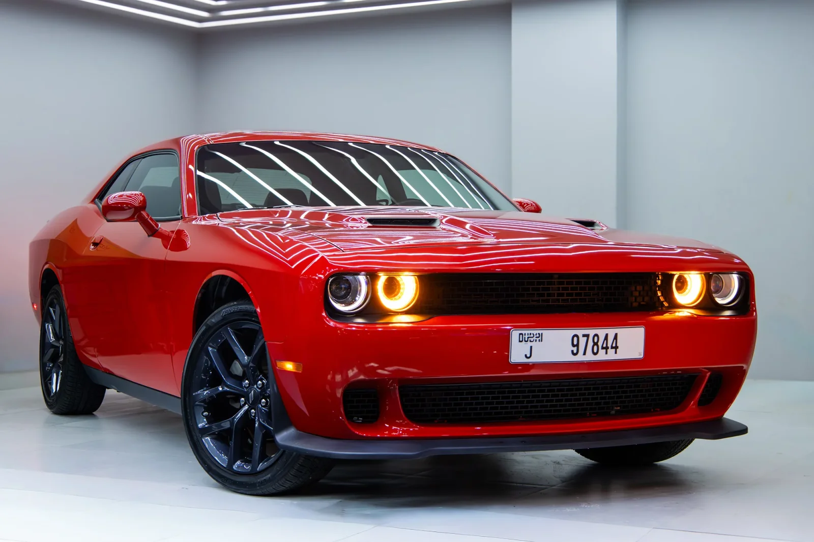 Miete Dodge Challenger  Rot 2023 in der Dubai