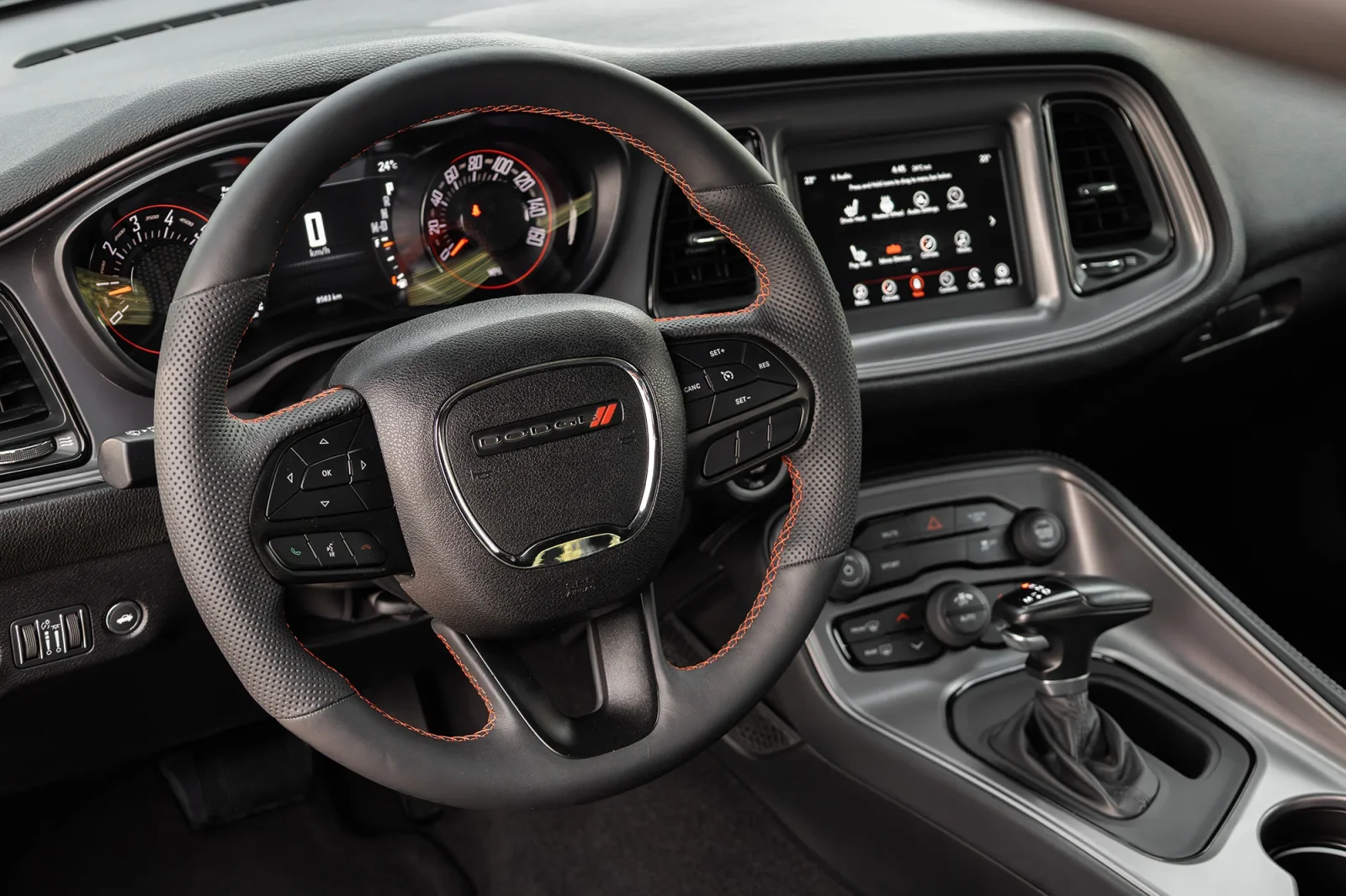 Miete Dodge Challenger  Rot 2023 in der Dubai - 4 