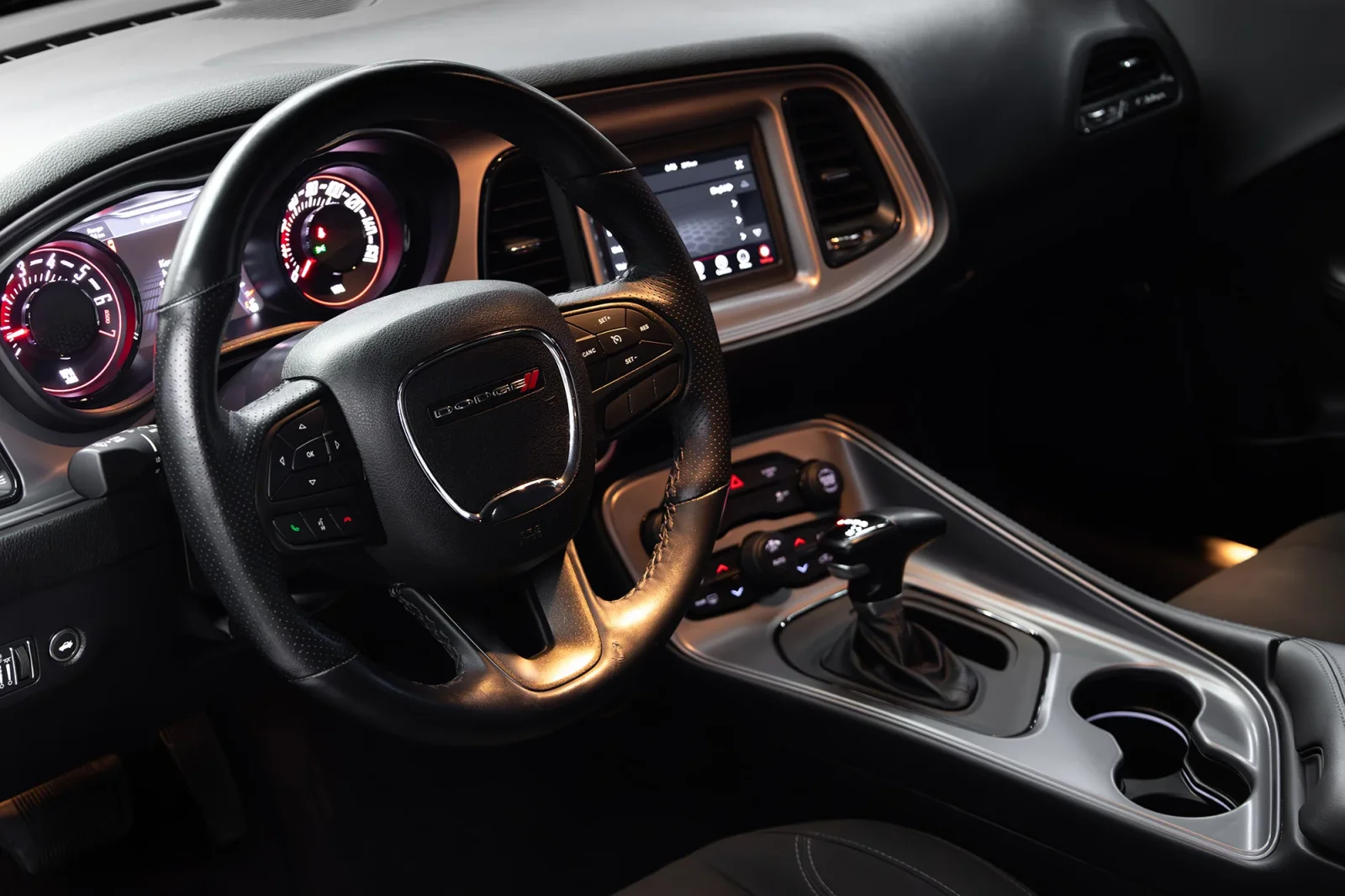 Miete Dodge Challenger  Rot 2023 in der Dubai - 3 