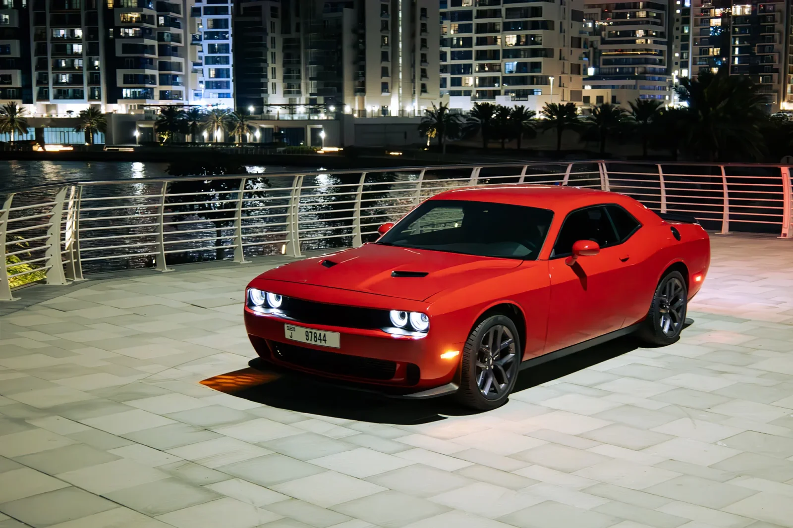 Miete Dodge Challenger  Rot 2023 in der Dubai - 11 