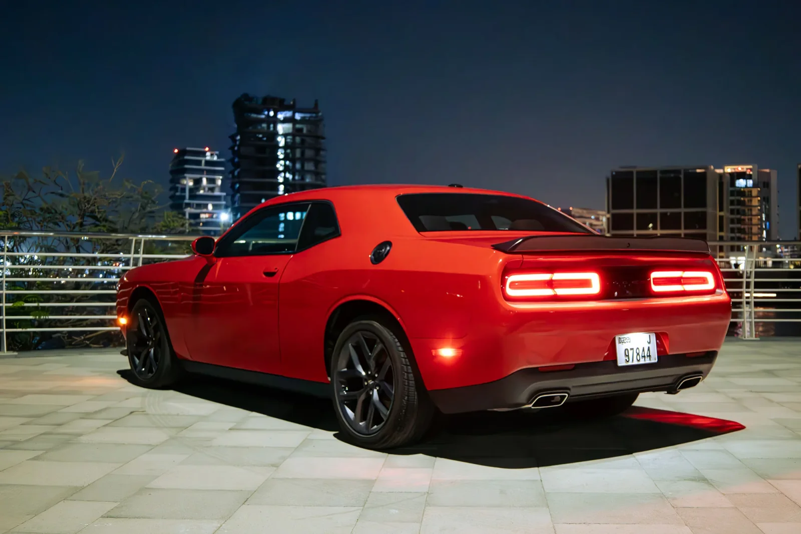 Miete Dodge Challenger  Rot 2023 in der Dubai - 12 