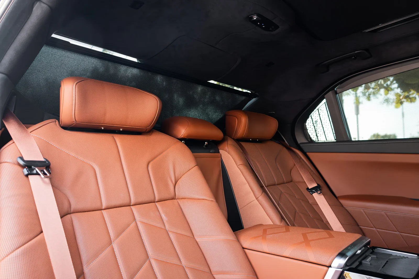 Alquiler BMW 7-Series 740i Individual Azul 2023 en Dubái - 12 