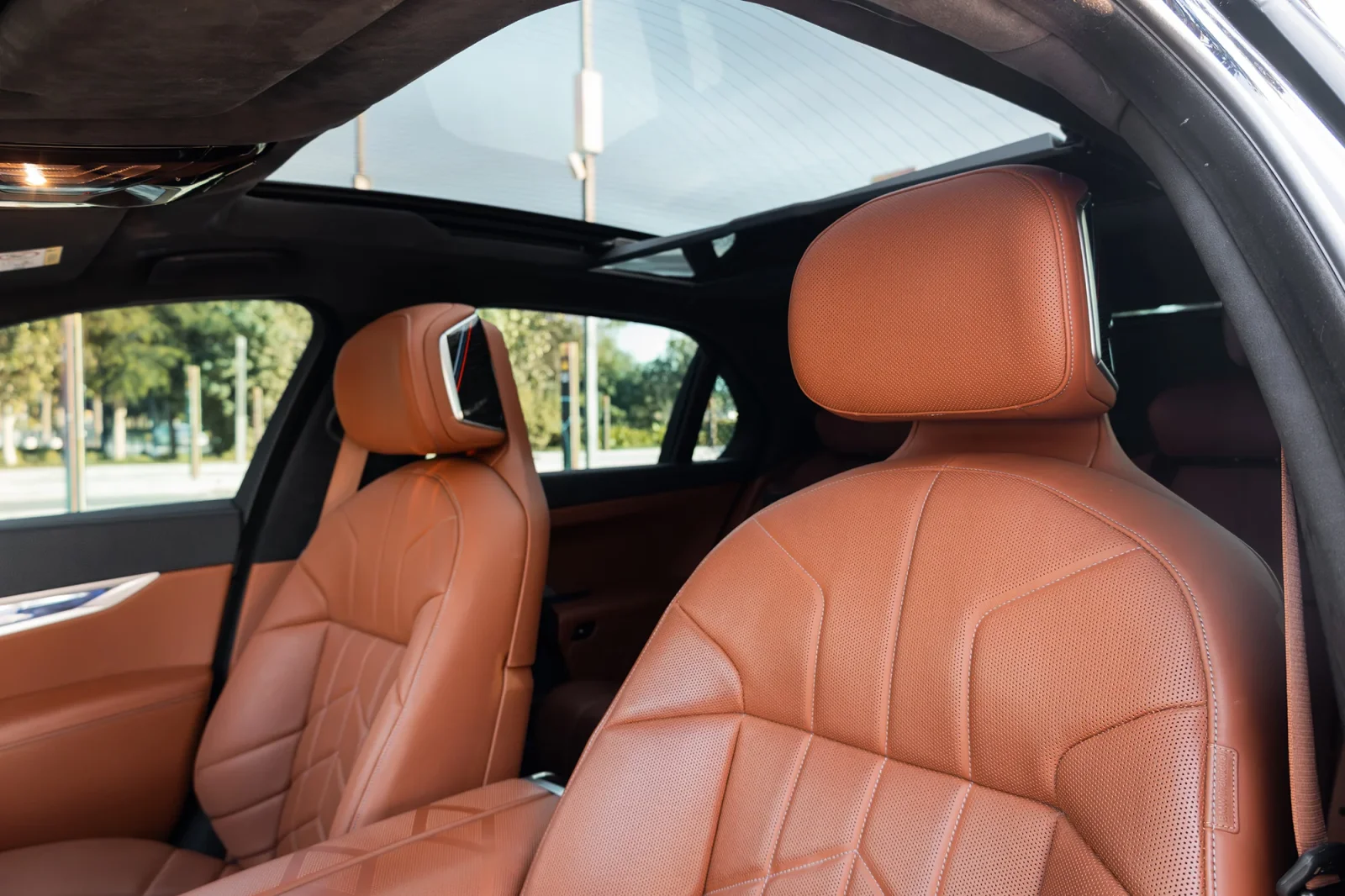 Alquiler BMW 7-Series 740i Individual Azul 2023 en Dubái - 11 