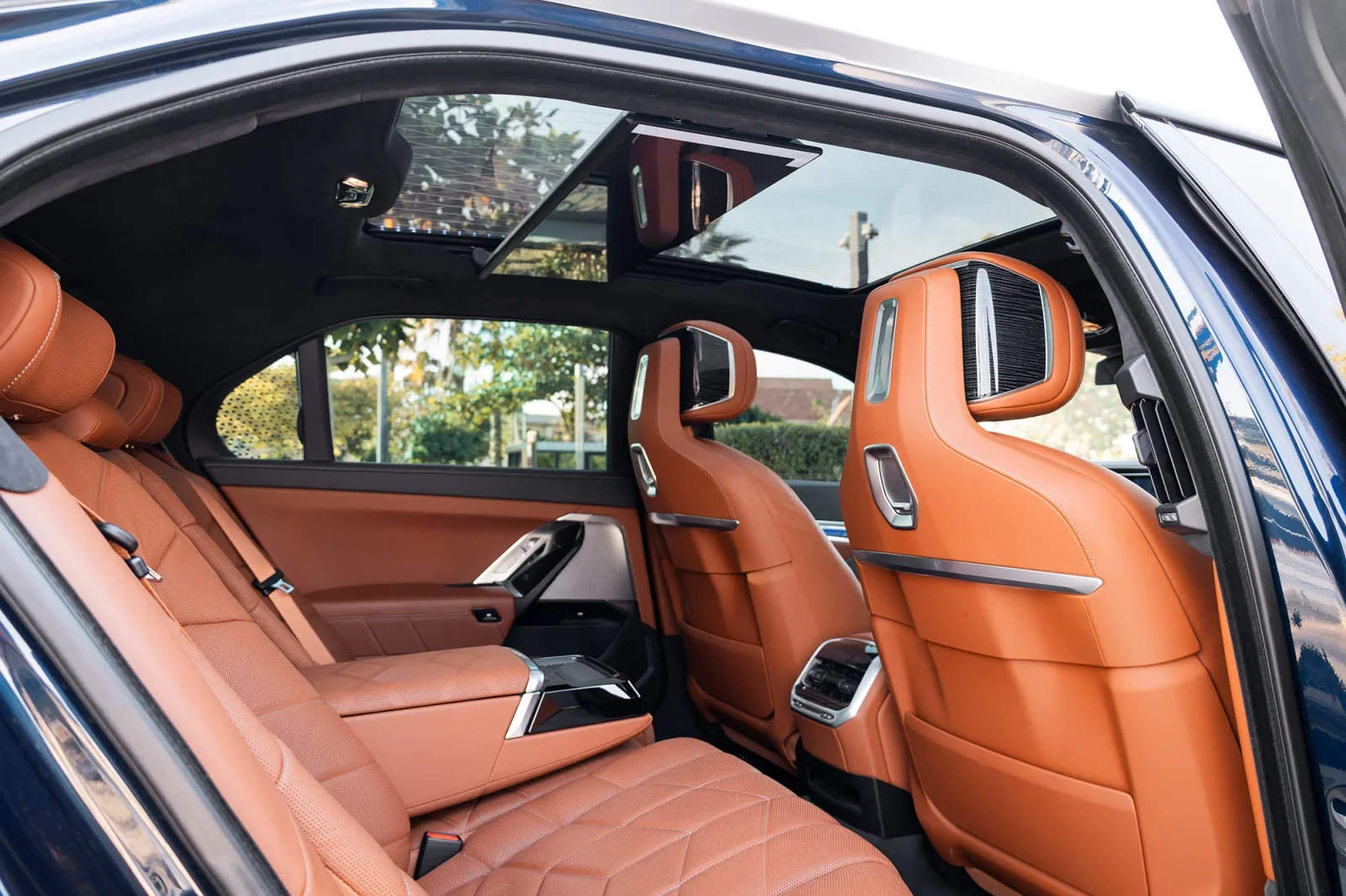 Alquiler BMW 7-Series 740i Individual Azul 2023 en Dubái - 13 