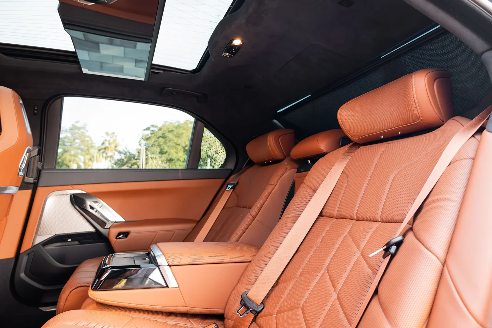 Alquiler BMW 7-Series 740i Individual Azul 2023 en Dubái - 6 