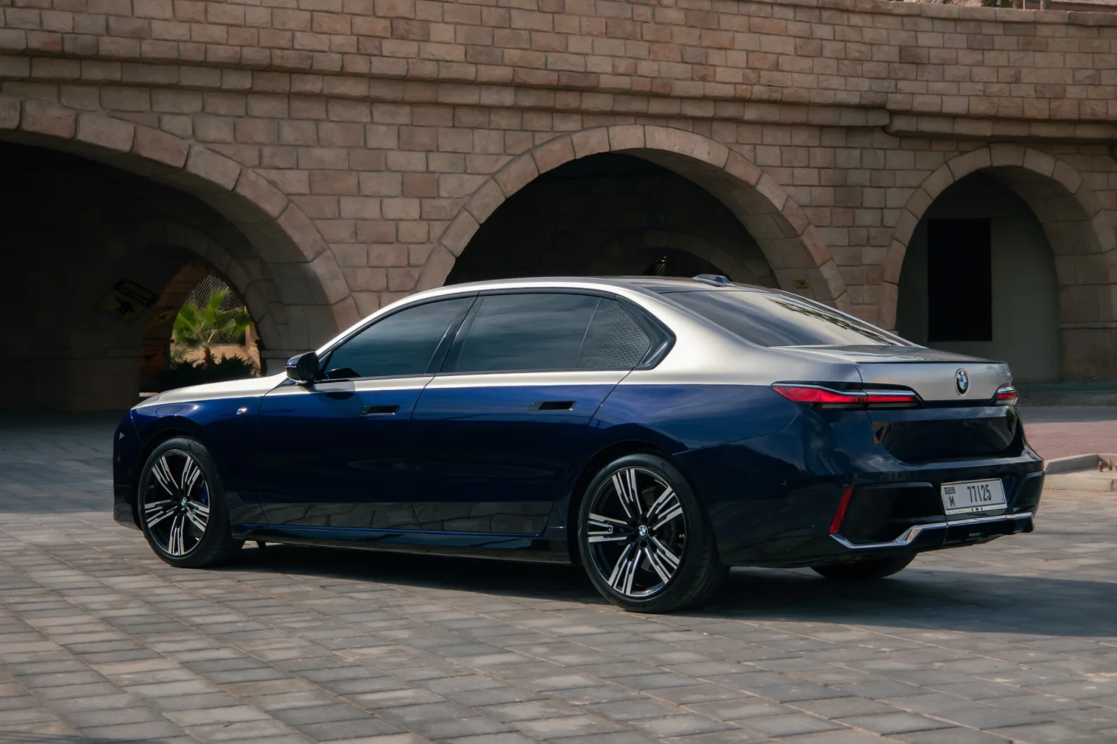 Alquiler BMW 7-Series 740i Individual Azul 2023 en Dubái - 8 