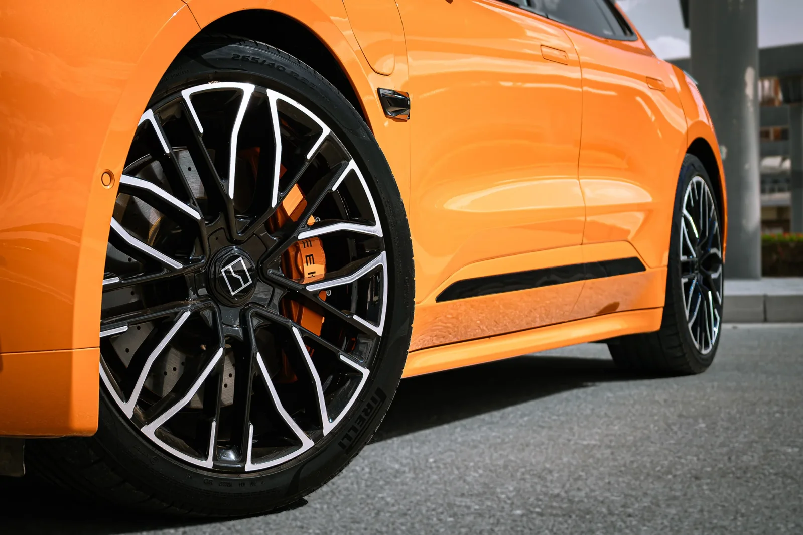 Huren Zeekr 1  Oranje 2023 in Dubai - 13 