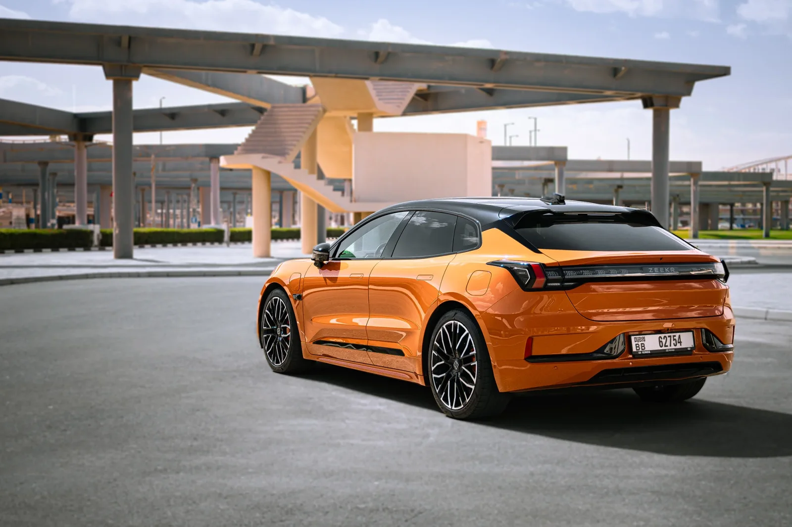 Huren Zeekr 1  Oranje 2023 in Dubai - 12 