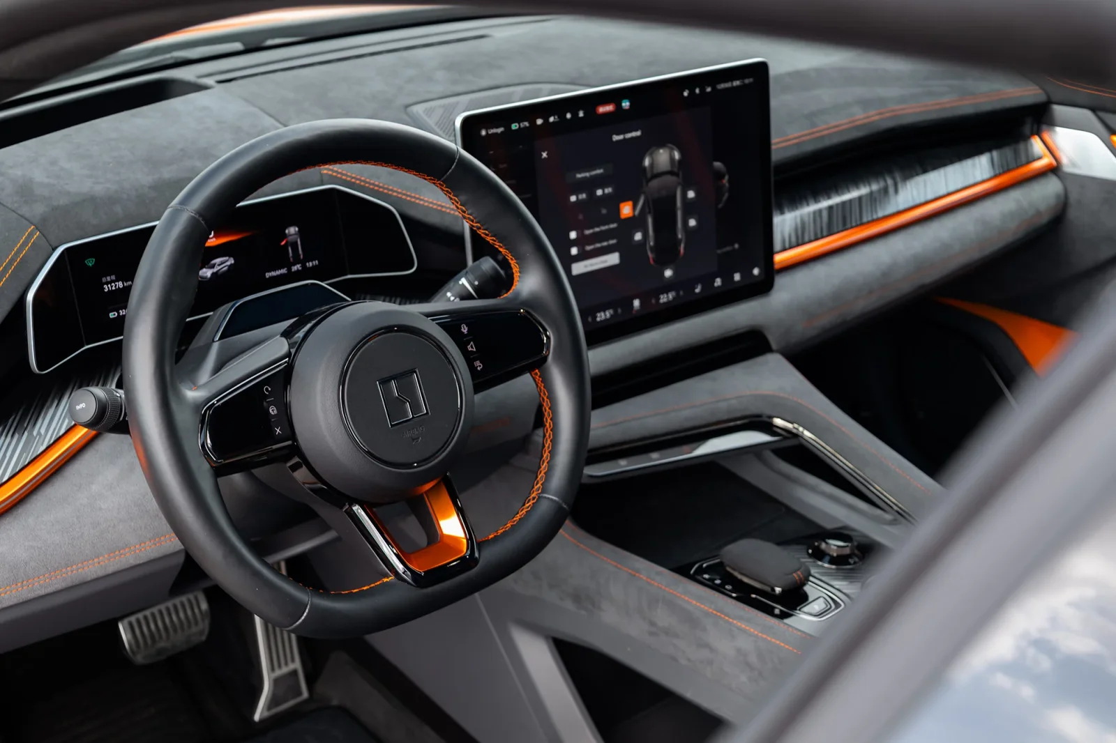 Huren Zeekr 1  Oranje 2023 in Dubai - 6 